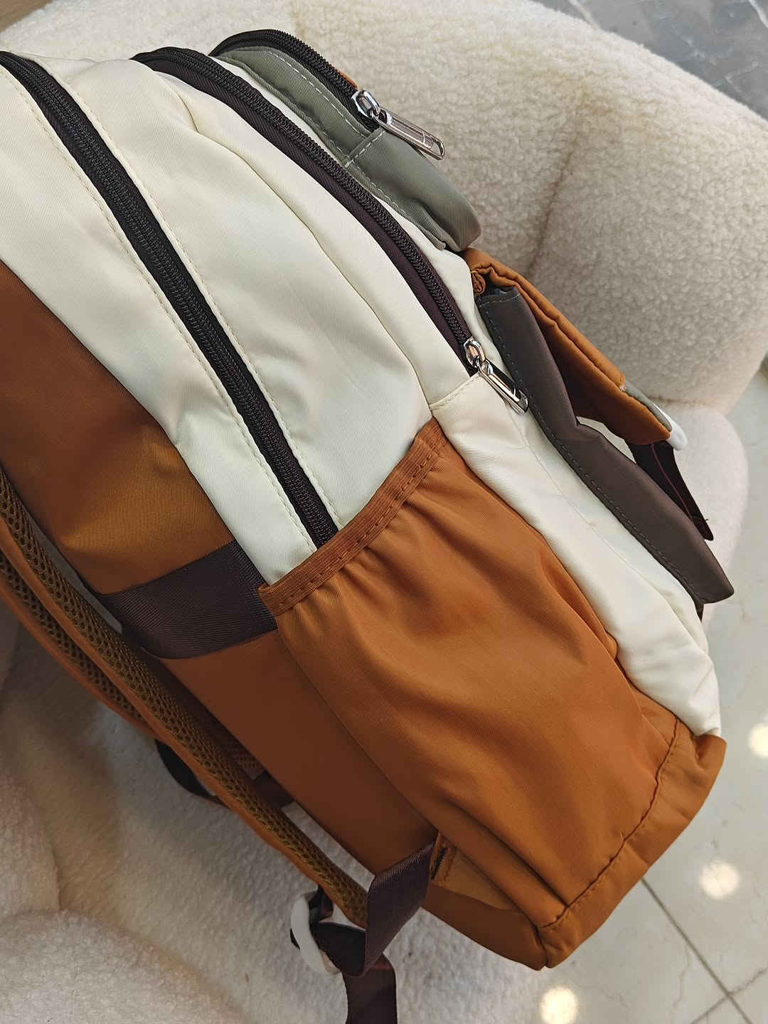 حقيبة مدرسية حجم كبير 🤩🌱
كوالتي ممتاز وتصميم عملي يناسب المدرسة 🎀
✨ المواصفات:
• حجم كبير ومناسب للمدرسة 📚
• بيها 2 سحاب كبار و3 خانات.
• تحتوي على 3 جيوب صغيرة.
💰 السعر: 18 ألف فقط
🚚 التوصيل لجميع محافظات العراق بـ 5 آلاف.
📸 التصوير حقيقي من داخل المحل 🌱
