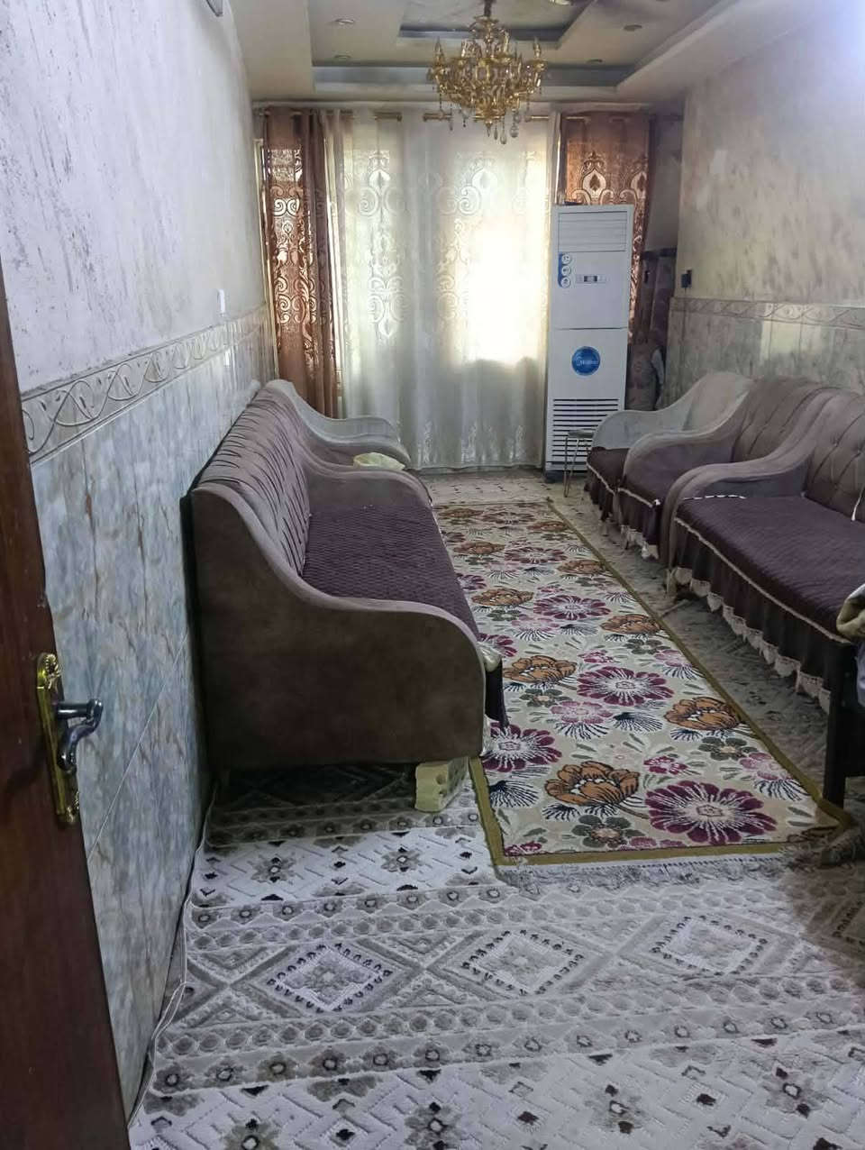 البيت 100 متر طابو صرف واجهة 5 ونزال20 خلف جامع الشروفي 3 طوابق الأرضي ستقبال 7*4 وحولي 5 *4 وغرفة 3*4 وترك وصحيات ومطبخ 
الطابق الثاني غرفتين نوم+غرفة سندويج 6* 4 وخدمات ومطبخ 
طابق الثالث غرفتين نوم نضام سويت هم سندويج السعر 165 مليون وبي مجال يرهم مراوس بيت مساحة أكبر
العنوان بغداد الشعب وره جامع الشروفي
***********
