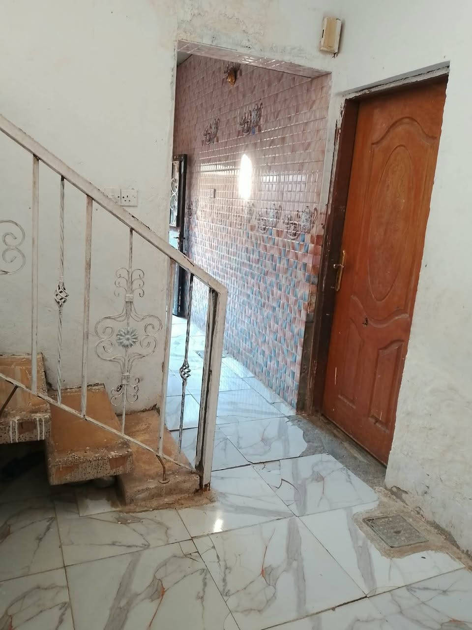 بيت للبيع 
بيت 100متر بس واقع حال 120البيت بي 3 غرف وستقبال ومطبخ على 3شوارع البيت عليه 3 مخارج الاستفسار خاص +واتسب البيت للبيع
***********
