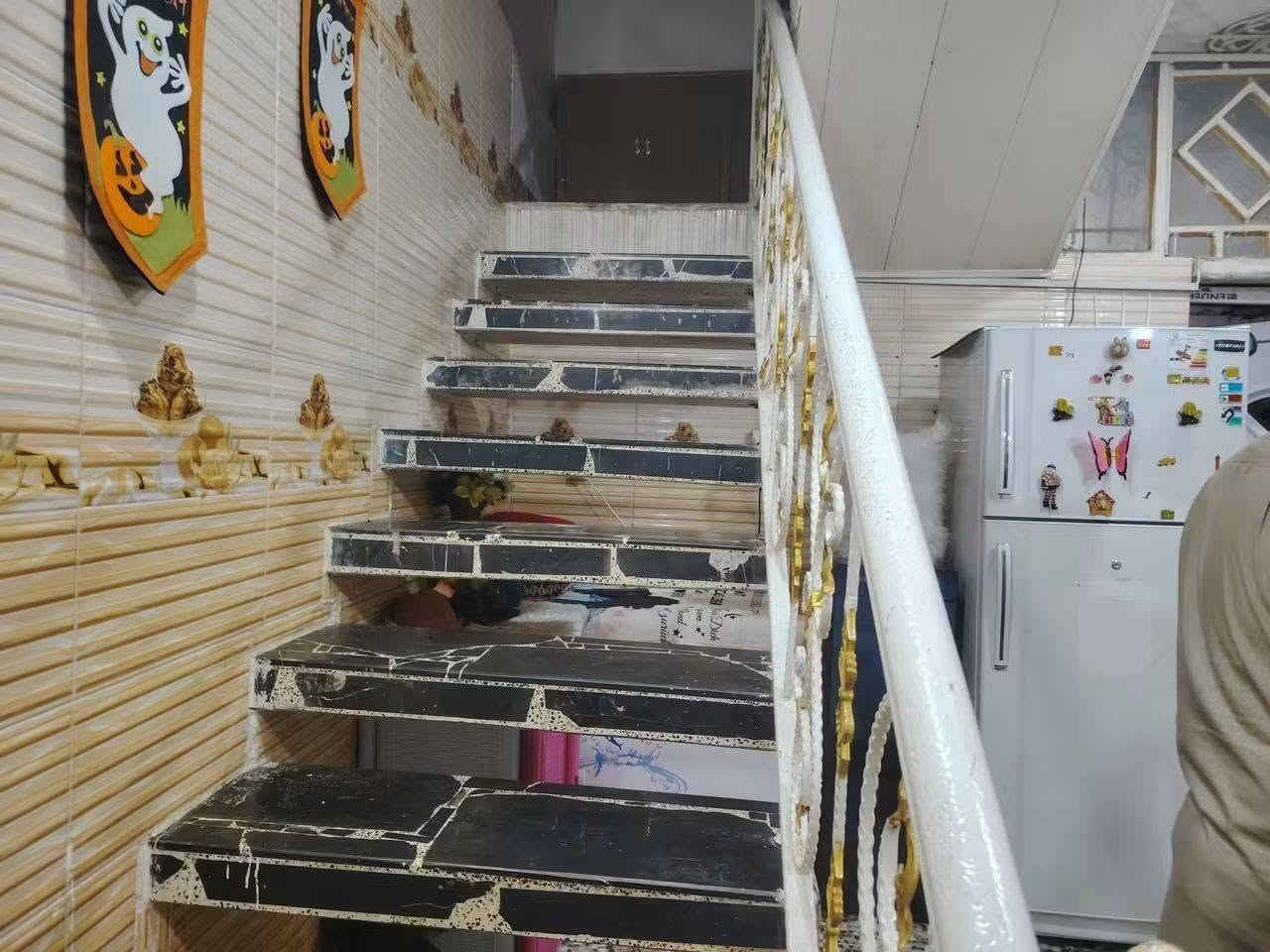 ياالله
السلام عليكم

يعلن مكتب الخبير للعقارات 
وجود دار في حي المصطفى شارع سماح عل تبليط
مساحه 100م

الطابق الأول //استقبال ومطبخ وغرفه نوم وصاله ومجموعة صحيات داخليه وخارجه

الطابق الثاني //غرفه نوم

السعر// 58مليون  وقابل للتفاوض
للاستفسار مراجعة المكتب مقابل مركز الشباب الدوب
اتصال //***********
