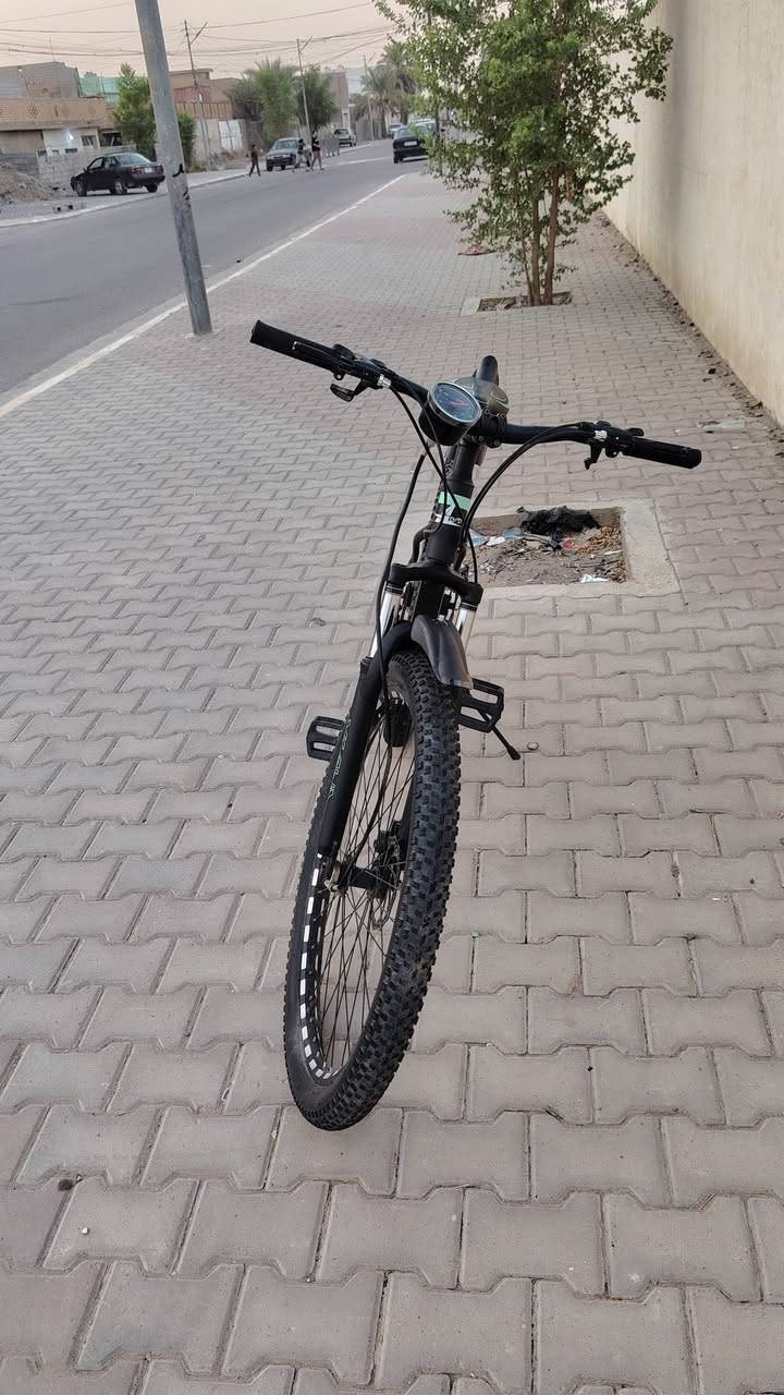 سلام عليكم ورحمة الله وبركاته 
باسيكل كيمو حجم 29 كبير كامل شرط النضافة 
السعر 125الف ويوجد اقساط منصة( ماستر) 
الموقع العلم الحي العسكري 
(معرض احمد للدراجات الهوائية و الشحن) 
للتواصل: ***********
