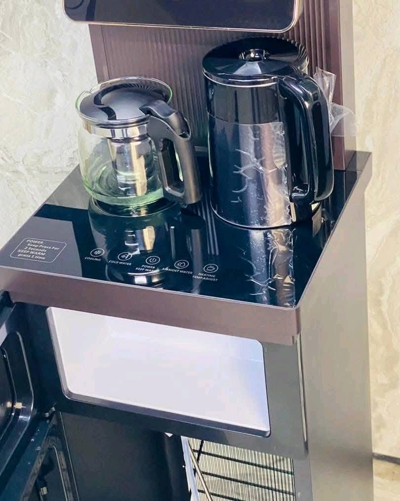 ☕💧توفر من جديد 
براد الماء الذكي + غلاية وقوري شاي من أمبليوم
✨ إصدار 2026 الجديد

جهاز واحد يجمعلك المي البارد والحار + الغلاية + قوري الشاي بتصميم عصري ومرتب، حتى كل احتياجاتك تكون بمكان واحد 🤩

🔹 المميزات:
✅ ماء بارد وحار
✅ غلاية شاي مع قوري ☕
✅ تحكم بالأوامر الصوتية 🎙️
✅ شاشة لمس للتحكم بالجهاز والغلاية 📱
✅ ريموت كنترول 🎮
✅ دبة ماء داخلية مخفية بتصميم أنيق
✅ نظام أمان للتشغيل
✅ مناسب للبيت والمكتب والاستقبال
✅ ضمان سنة كاملة 🛡️

🔥 إذا تريد جهاز عملي، أنيق ويجمع أكثر من وظيفة بجهاز واحد، فهذا براد أمبليوم الذكي إصدار 2026 يستحق التجربة.