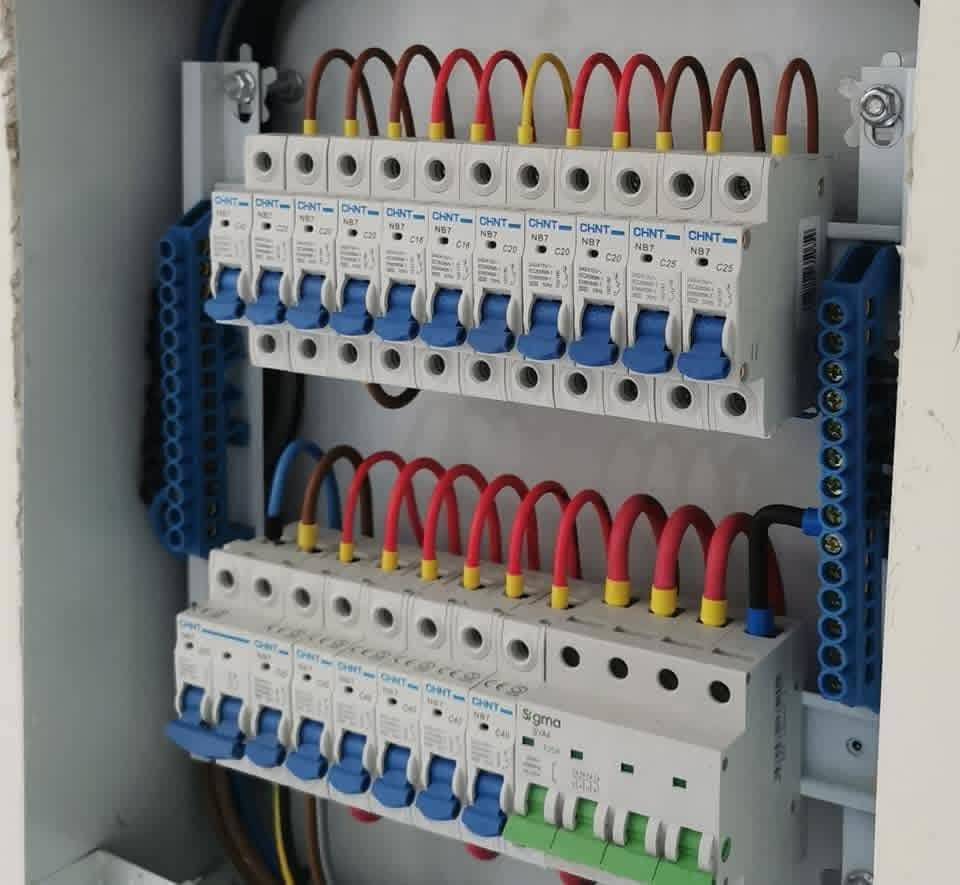 ⚡ تأسيس كهرباء - شغل هندسي مرتب مو حرق وتلزيك 👷‍♂️
شوفو شغلنا بالفيديو 👆 شغل نظيف ومخطط هندسي 100%

من أساس البيت للسقف كلشي محسوب:
🔹 تأسيس نقاط كهرباء حسب الخريطة
🔹 تمديد وايرات اصلية - سيمنز / الفنار
🔹 بوكسات و بوردات مرتبة ومو مخفية عشوائيا
🔹 توزيع انارة سبوت لايت + ليد مخفي
🔹 تأسيس ستلايت وكاميرات وانترنيت

✅ شغلنا ضمان وسلامة
✅ ما نترك جوين ولا واير مكشوف
✅ نستلم بيت عظم ونسلمك جاهز

📍 كربلاء - نغطي جميع المناطق
📞 للاستفسار والمعاينة: ***********

اساس متين وفنش نظيف 👷‍♂️
عمار كربلاء - للمقاولات العامة

#تأسيس_كهرباء #كهربائي_كربلاء #مقاولات_كربلاء #تشطيب_بيوت #عمار_كربلاء

نص مكتوب في الصور:
- عمار كربلاء للمقاولات الكهربائية تأسيس كهرباء - شغل هندسي مرتب حلول كهربائية احترافية • تنفيذ وفق المعايير الهندسية تركيب الأسلاك والكابلات بجودة عالية تركيب وصيانة صناديق التوزيع التزام كامل بقواعد السلامة والأمان للتواصل والاستفسار *********** خدمة 24/7 كربلاء - العراق ضمان • دقة • سرعة في الإنجاز