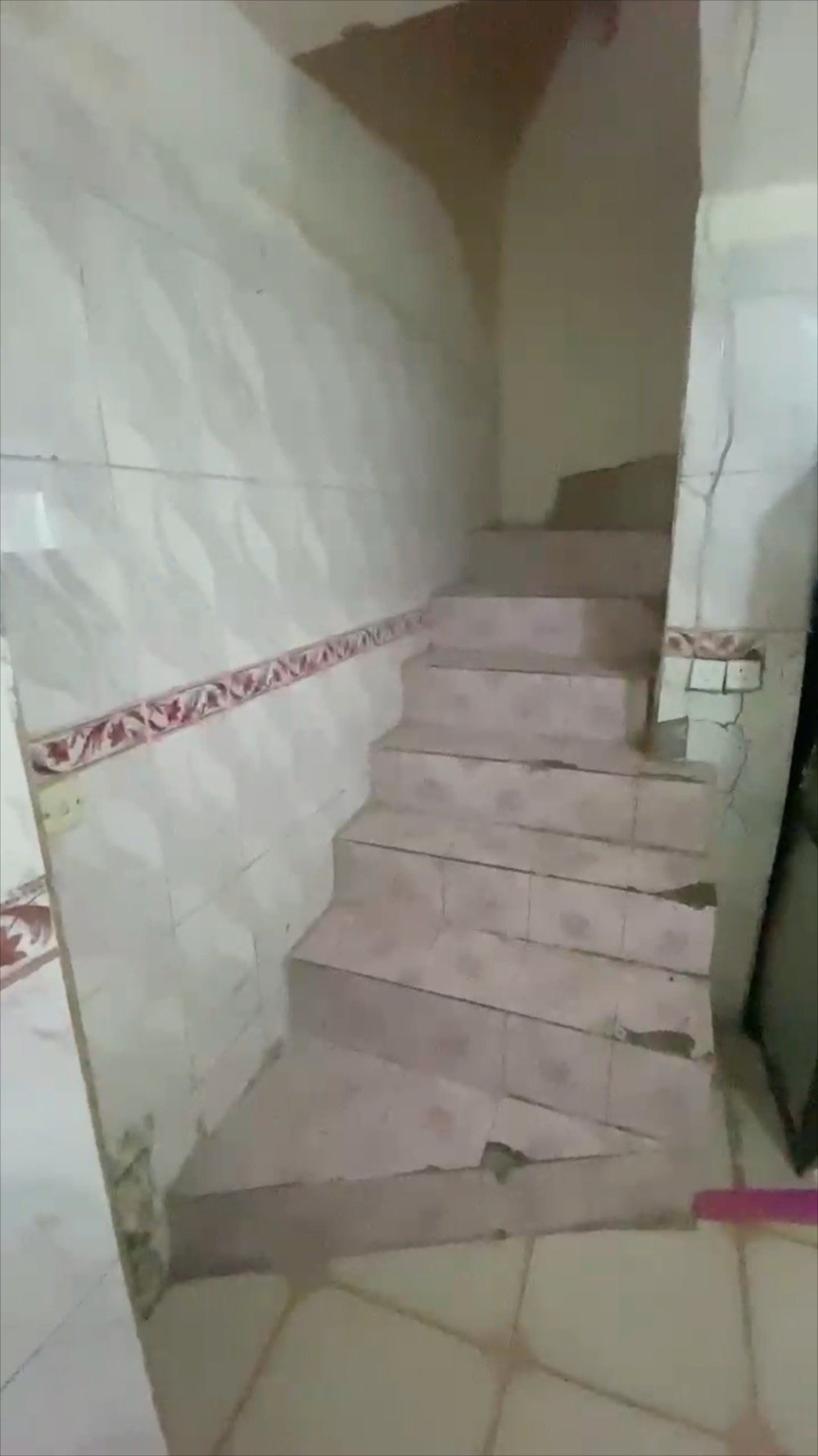 بيت 55 متر 
بيت كامل ثلاث طوابق مساحته 55 متر ، يحتوي على ثلاث غرف وحمامين و مكان مطبخ وبالـ،كونه وترك ، المكان في منطقة الكرادة شارع الصناعة مجاور الجامعة التكنلوجيّة ..
سعر البيت 200 مليون وبي مجال مناسب للشراي .
للآستفسار اتصل على : 
***********
***********
*البيت بعد بي صور للطابق الثالث الي يحوي بعد غرفة وسطح بس الحد مال التطبيق ما يسمح .