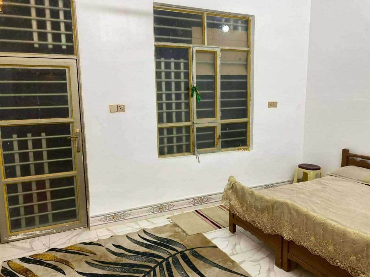 على بركه الله بيت للبيع السعر 80 بي مجال للشراي
عنوان حي الفارس عبور النهر ع التبليط الجديد 
مساحه 155متر طابو زراعي سند 25 
البيت حديث وفارغ وجاهز للسكن مع كاونتر تفصال وحديث بس تجيب غراضك وتسكن بي 
غرفتين نوم 
صاله استقبال مطبخ 
الشراي فقط يتصل ***********
