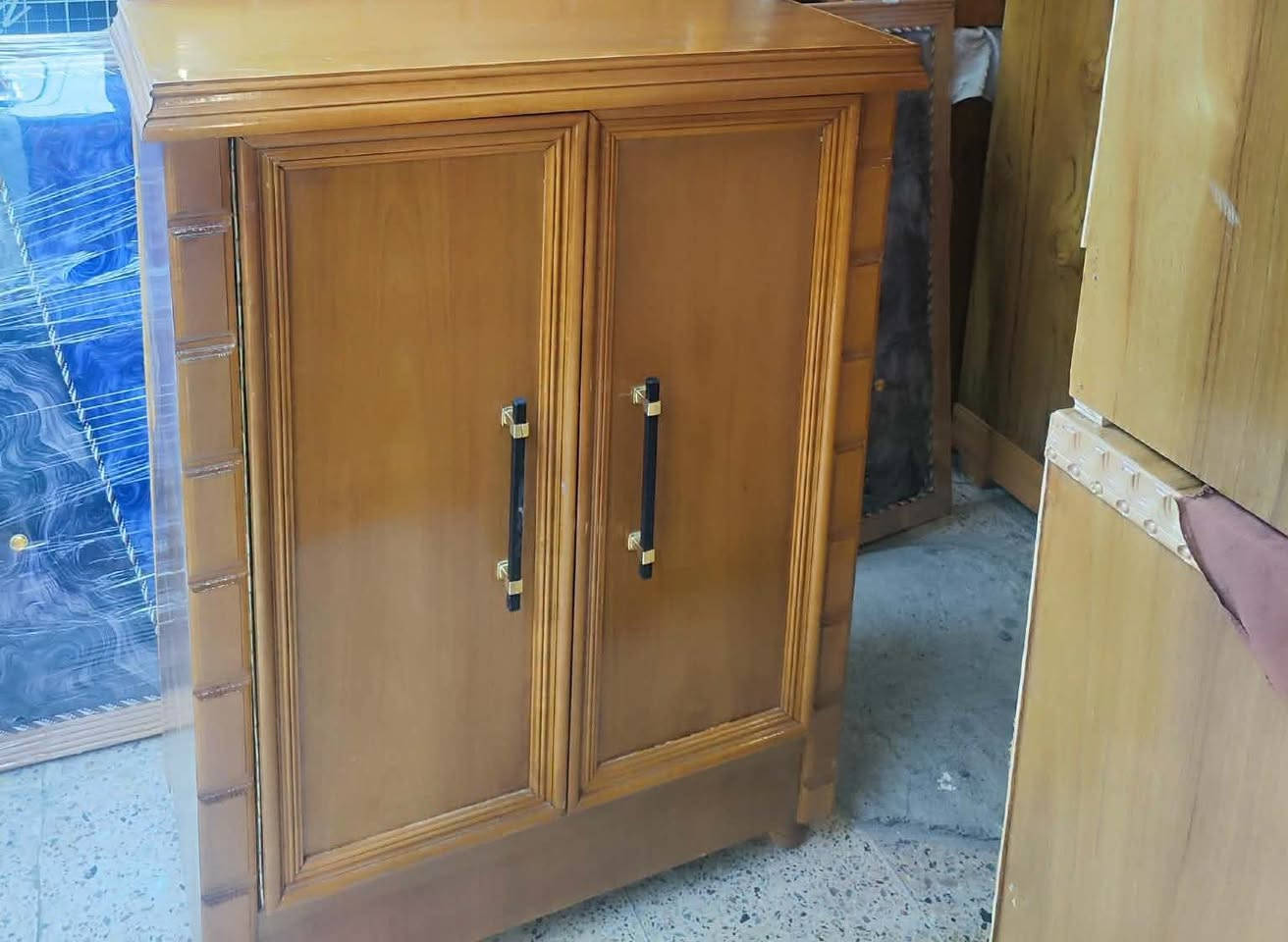 كمداين جدد غير مستعملين
سعر القطعه 25 الف قفل قفل 
***********
***********
