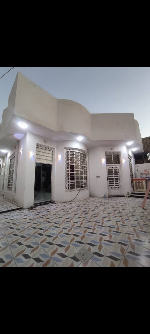 الدار للبيع المساحه الكليه 200متر بناء طابوك وصب تسليم مفاتيح ثاني يوم بعد البيع//  طابو زراعي سند 25// تريده مع الاثاث او بدون اثاث حسب رغبه المشتري 
البيت متكون من {{ استقبال+ صاله+ غرفتين نوم+ مطبخ داخلي وخارجي+ مجمع حمامات داخليه وخارجية}}
🔴 يبعد عن شارع العام مسافه { 10 امتار} عرض شارع 8 أمتار 
🔴الموقع طريق المعاره بالقرب من حسينيه السجاد// 
* السعر خاص او اتصال 
** الاستفسار أكثر خاص او اتصل ***********
