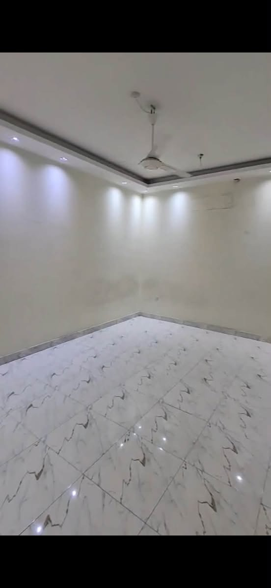 بيت للايجار في دور الظباط ديلوكس طابقين يصلح سكني وتجاري
بيت للإيجار في دور الظباط
فرصة مميزة للإيجار في موقع حيوي جداً، مناسب للسكن أو للاستخدام التجاري، مع توفر قطعة أرض فارغة مجاورة للبيت مخصصة لوقوف السيارات.
تفاصيل العقار: اربع غرف نوم
• يتكون من طابقين
• الطابق الأرضي: مطبخ، غرفة استقبال، وغرفة نوم
• الطابق الأول: 3 غرف نوم وصحيات
إيجار السكن: مليون وربع
الإيجار التجاري: مليون ونصف
للاستفسار والتواصل: ***********
عقارات المصطفى الخضراء قرب اسواق عبدلله
