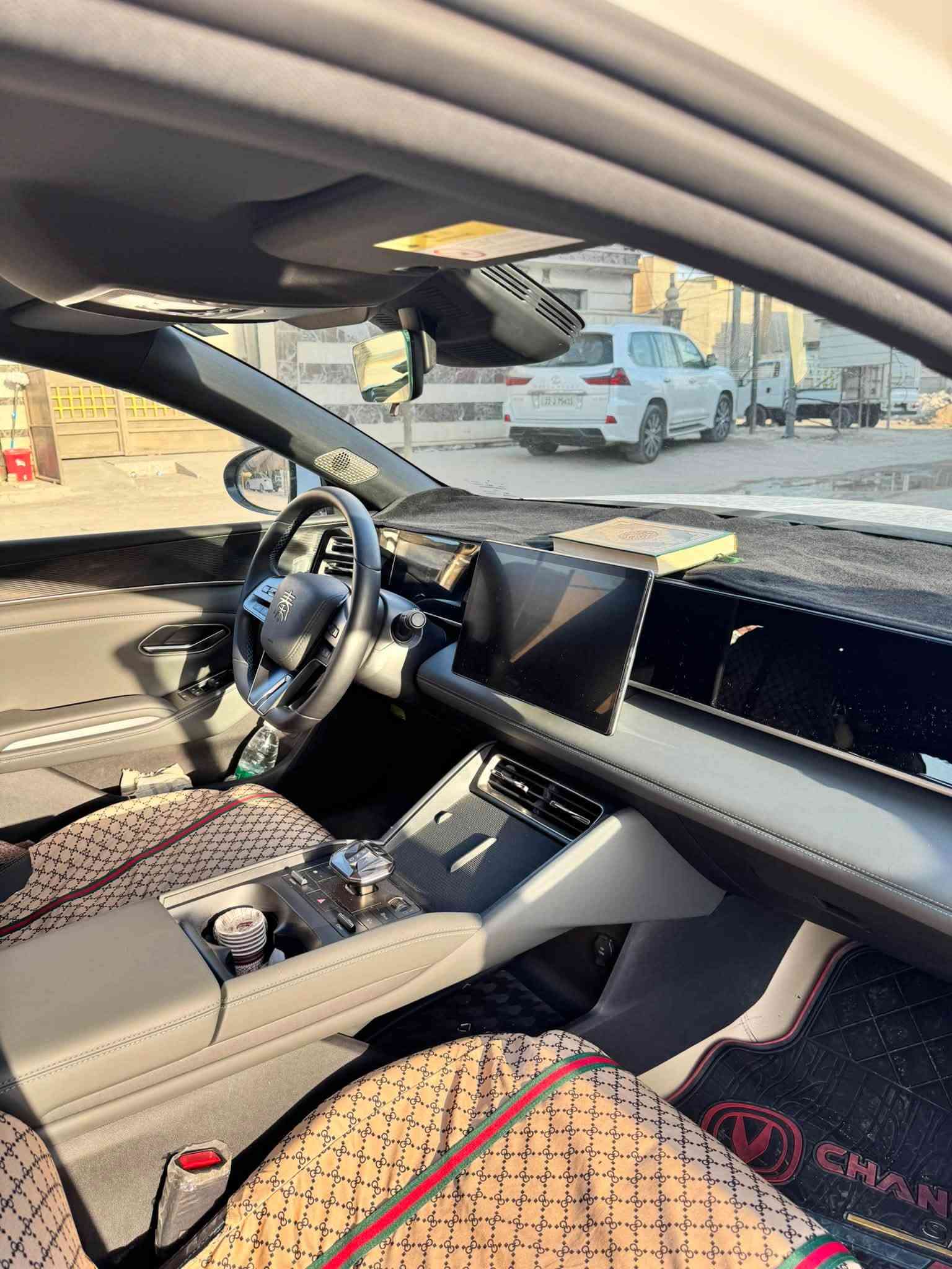 سلام عليكم للبيع BYD كن L
موديل 2024 

لون ابيض

فوول مواصفات 

كرسي كهرباء

اربع كامرات 360 درجة 

حساس امامي خلفي 

كراسي جلد 

شاشة جبيرة وقلابة 

بعد هواي مواصفات 
بطاريه كبير 120 كيلو 
بصمتين وكارت
 
(ملاحضه) السياره كفاله عامه من الزلغ ومن كل النواحي

السيارة ماشية 9000
 العنوان الدورة 

السعر 27/500 مليون وبيها مجال

***********
