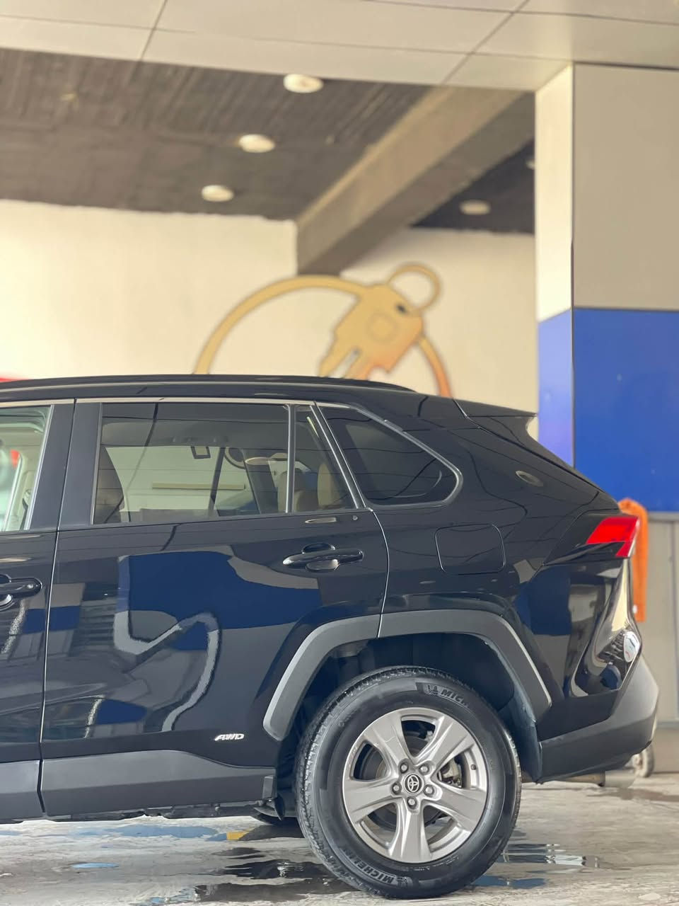 راڤ فور 2024 xle awd
*بصمة تشغيل وبصمات الأبواب 

* 2.5 لتر 4 سلندر هايبر

* كرسي السائق كهربائي 

* شاشة 8 إنج

* Apple CarPlay وAndroid Auto لاسلكي

* 5 منافذ USB 

* رادار أمامي + مثبت سرعة 

* تحذير مغادرة المسار

* كاميرا خلفية

*فتحة سقف 

*جنطة كهربائية 

*ثلاث أنظمة قيادة 

#وارد امريكي ضربتها بچم 

دخول جديدة حرة رقمها كامل بغداد

استفسار اكثر ***********
