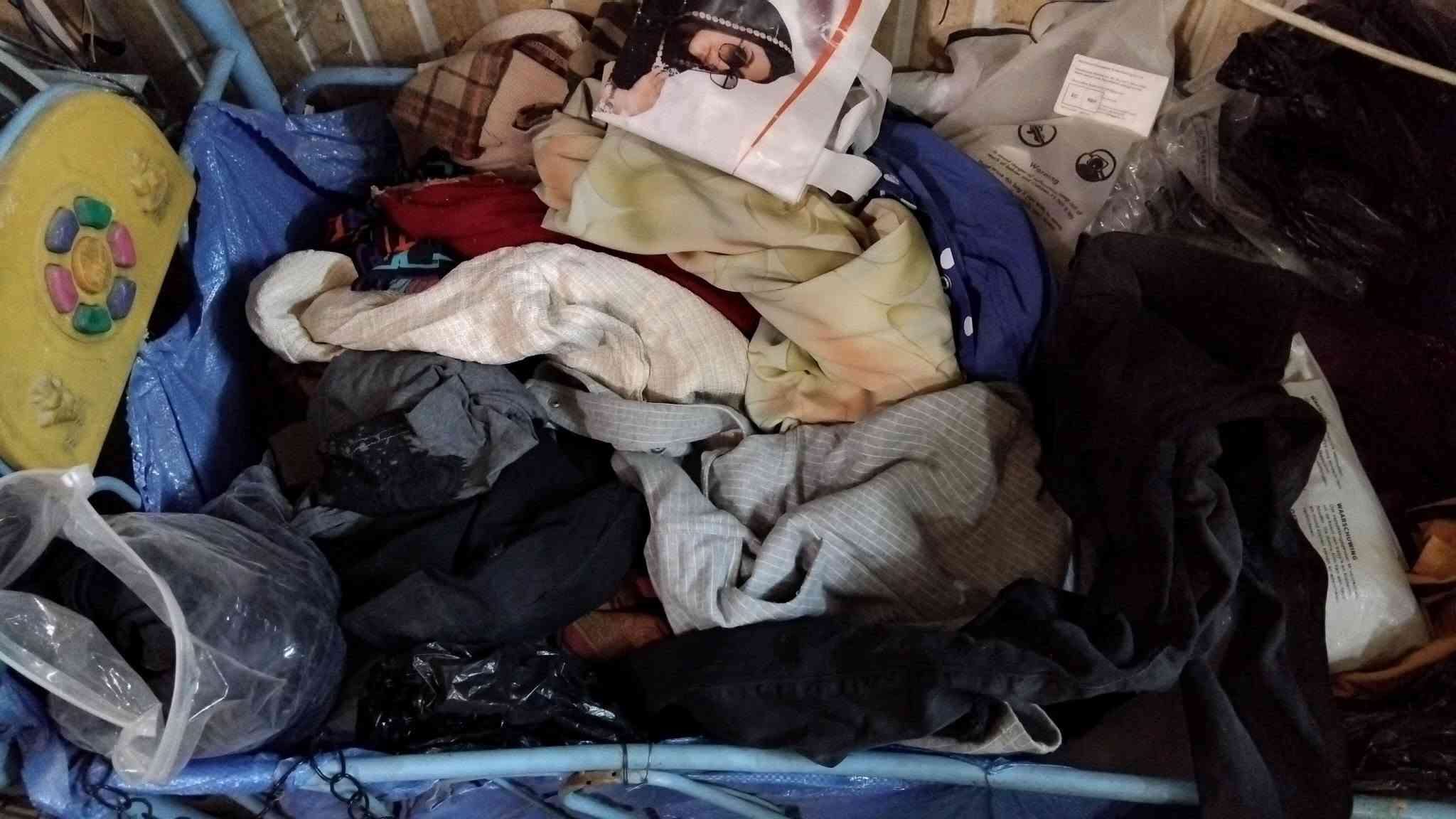 السلام عليكم أغراض امزون جديد ملابس احذيه ساعات للبيع الحريه الثانيه مكتبه فطومه الاتصال***********

نص مكتوب في الصور:
- ملابس تنزيلات