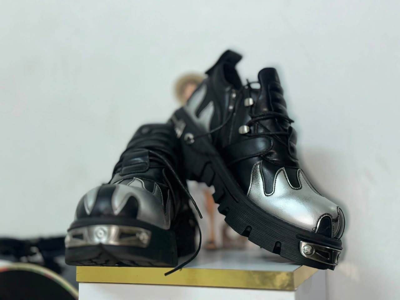 🔥 للبيع | Platform Gothic Flame 🔥
إذا تدور على حذاء يجمع بين الفخامة والستايل الجريء، فهذا الخيار مناسب إلك.

📌 التفاصيل:

* 🖤 الاسم: Platform Gothic Flame
* 📏 القياس: 43
* 🎨 اللون: أسود × فضي
* ✨ تصميم مميز مع إكسسوارات معدنية وتفاصيل لهب فضية.
* 💯 خامة عالية الجودة وتشطيب ممتاز.
* 👟 مريح للاستخدام اليومي.
* 🔥 مناسب للكاجوال، الستريت وير، والإطلالات المميزة.

🚚 التوصيل متوفر إلى جميع المحافظات.

📩 للحجز أو الاستفسار راسلني على الخاص. *********** 

متوفر قطعة وحدة فقط
