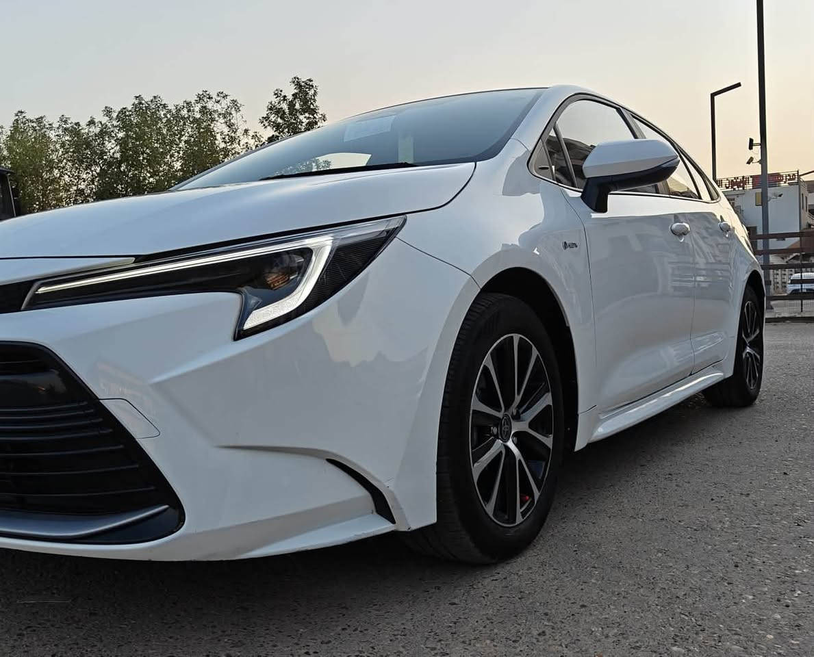 السلام عليكم 🚗
للبيع تويوتا كورولا ليفين 2025
الشكل الأمريكي - تجميع الصين

**المواصفات:**
- الموديل: 2025
- اللون: ابيض صدفي
- العداد: 13,000 كم فقط
- المحرك: 1800cc اقتصادي
- الكير: اوتوماتيك CVT

**المواصفات والاضافات:**
- شاشة لمس + Apple CarPlay + Android Auto
- كاميرا خلفية + رادار امامي 
- Auto Hold + هاند بريك بصمة
- لايت LED نهاري
- EV Mode - وضع القيادة الكهربائي
- 3 وضعيات قيادة: ECO / Normal / Power
- فتحة سقف

ملاحضة/
السيارة مكفولة كفالة عامة من الصبغ والبارد والكير والمكينة

**المكان:** بغداد - الاعظمية
للاستفسار والاتصال:***********
