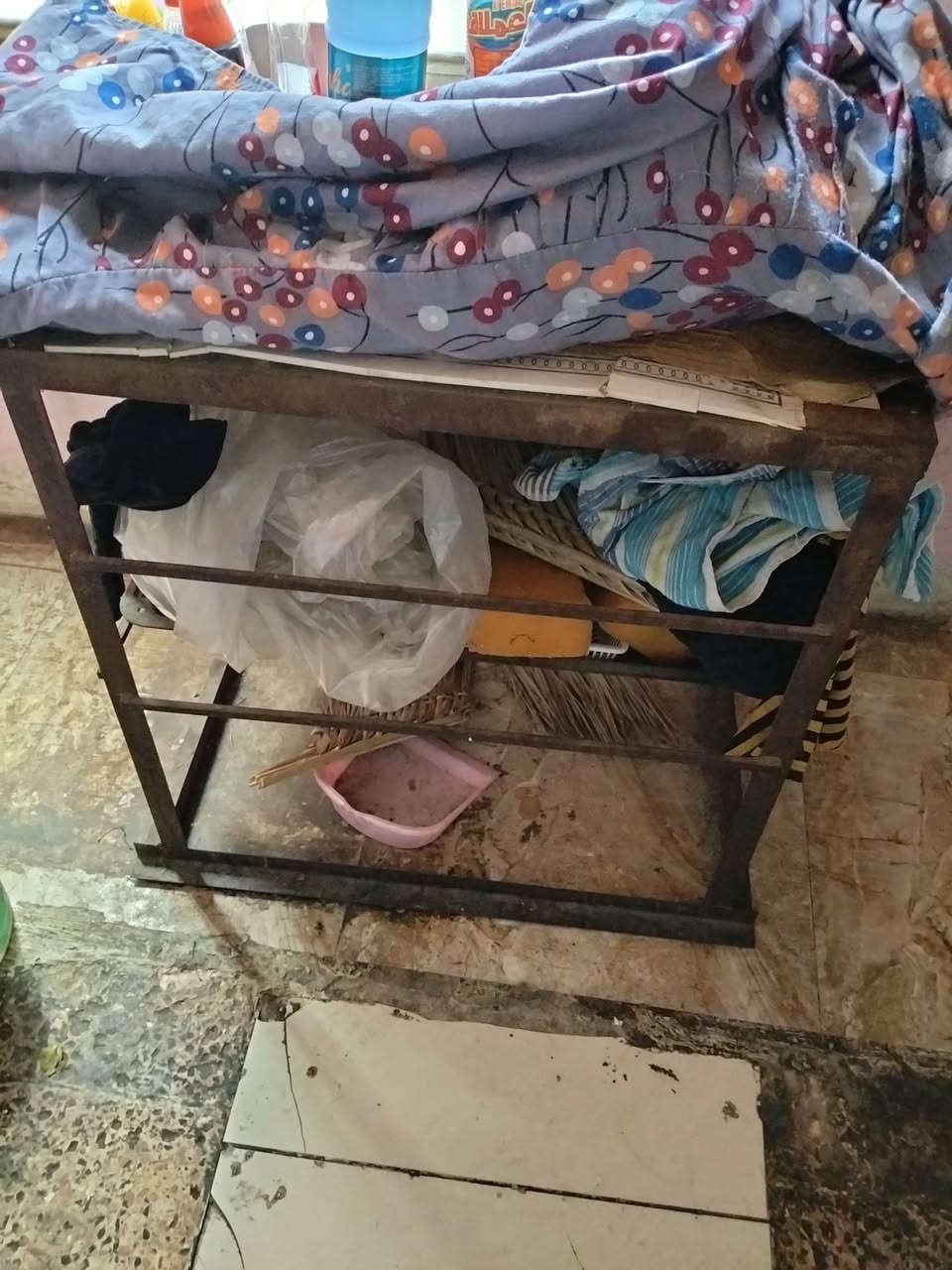 عندي أغراض للبيع...كاونتر +برميل نفط+بوفية+بيت حديد المكيف+  معرض تلفزيون خشب وباسعار مناسبة
الاتصال***********
بصرة حي الاصدقاء
