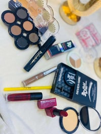 *كوزمتك لارا* 💄✨ بكج مكياج متكامل بجودة عالية وثبات 24 ساعة يشمل: بالي...