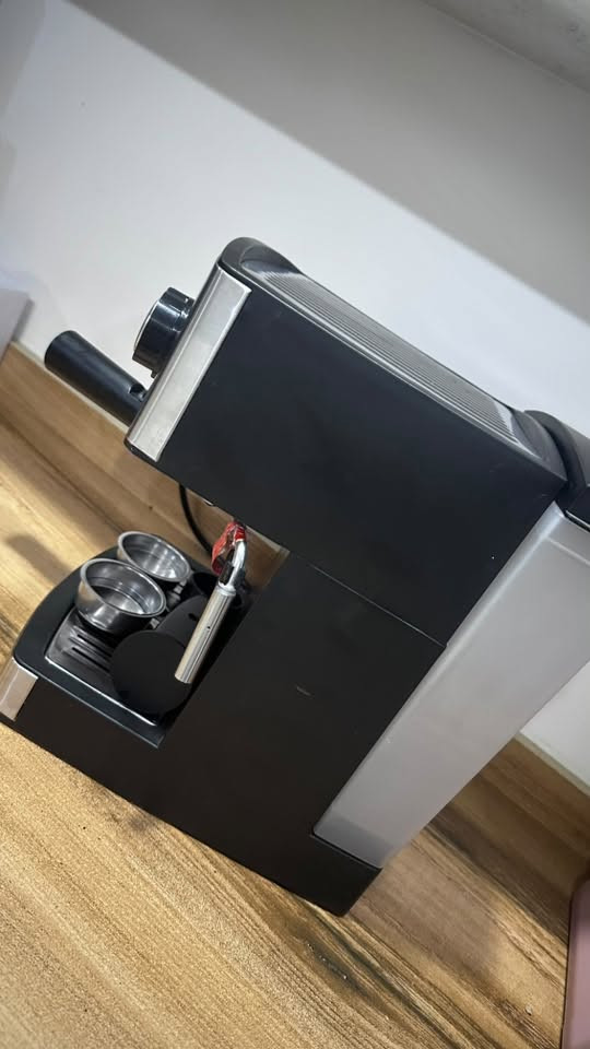 السلام عليكم
عندي espresso machine
اخذتها من التفاح الاخضر نظيفه استعمال شخصي بس اني اشرب بيها🥰 تفيد للي توه يريد يستعمل من هذه الاجهزه.. 
هذا الجهاز مو مال كبسولات 
بل قهوه مطحونه اسبريسو 
اريدها ب ٧٠
سبب البيع اريد اشتري بعد احدث منها 💙
مكاني بغداد الكرخ
الي يريدها ***********
