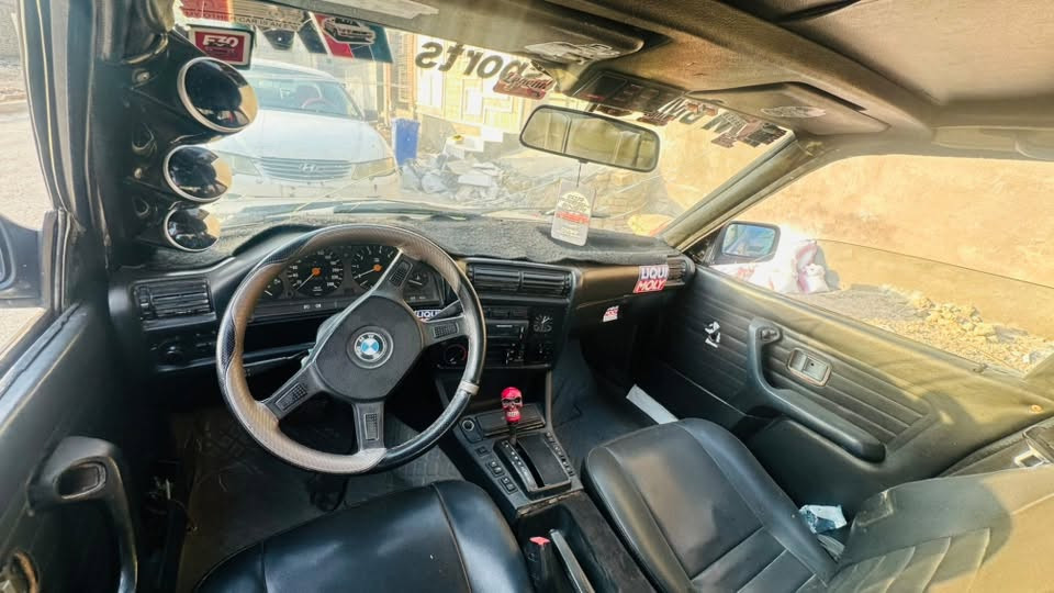 بي ام زعره موديل 89 سنويه لل 28 بأسمي 
سياره محور مكينه ونجي 6 سلندر بيها خيط تبخير كلش قليل ويرادلها ترتيبات 
مكانها ميسان ***********
