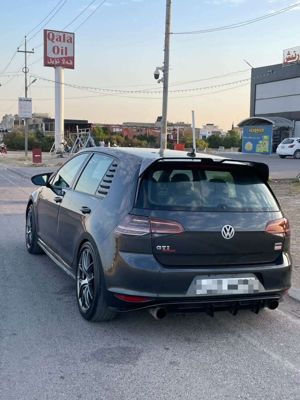 كولف gti ٢٠١٧
سه يارەکە بەس بۆنیتی بؤياخه
ژۆرێی نیە پێش و پشت کەپس
دەرگەیەکی ٢ بست ساردەکوتە 
رەقەم و سەنەوی نوێیە
سیستەم صەوتی لەسەرە
به گلایت سمۆك
كێر تؤماتيك و ٣ گێر
٣ مۆدى لێخورين
نۆرماڵ + یکۆ + سپۆرت
سەیارەکە مەکینەی کرایتەوە
گێر و مەکینە بەشەرت
ويلى ١٩ ئينجى ثارٍ
موشتەری نی چات مەکە تکایە 
120 $ وەرەقە و ماجالێکی کەم
 3VW4T7AUGHM002232
*********** أربيل, العراق
