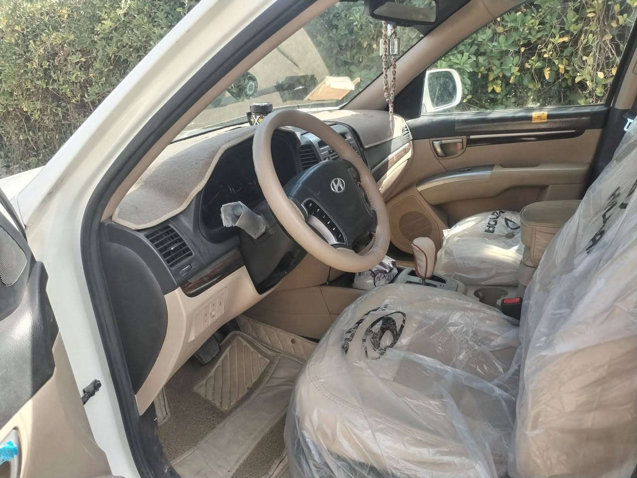 السلام عليكم سيارة هونداي سنتافي ٢٠١٢ خليجي مكفولة كفالة عامة عدى تكحيل بسيط في الجاملغ الايسر الأمامي والخلفي ماشية ٥٧ الف كيلوا متر كامل مواصفات الخليجي السعر ١٧٥ ورقة وبيها مجال بسيط للجناي الاستفسار على الرقم *********** والواتس اب
