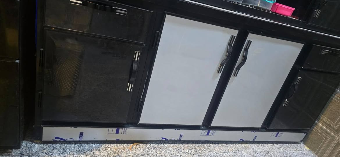 كاونتر وسنك ٣ مترات
جديد استخدام قليل 
بس لان تاركين البيت كله تراب صاير
السعر ٦٥٠ هو والسنك ***********
