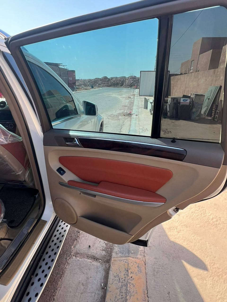 ‏Mercedes-Benz GL 500 2012
للبيع او المراوس 

ضمان دولي
سبعة راكب

#رقم السيارة : سليمانية

#مكان السيارة : رانيه -تابع للسليمانيه
----------------------------------
سلام عليكم 
للبيع او المراوس 
مارسيدس GL موديل 2012 اصل حجم 500  
رقم اربيل 
مكفولة من ضربة 

بيها تبديل بنيد من شركة فقط 
والباقي كفاله من البارد والشخط 

سيارة خليجية وكاله باجگر صفر اربيل  
 
تفاصيل👇🏼👇🏼
1_ سيارة 5 بصمات + دخول ذكي 
2_محرك V8 ✈️  ⁦⁩
3_تبريد 3 قطع منفصل  ⁦❄️⁩
4_كروز سرعة🔒 
5_ فتحة عدد 2  ⁦⚔️⁩
6_مراية داخلية+جانبة عاكسة ⁦🔍
7_تحكمات ستيرن ⁦⚔️⁩
8_ شاشات عدد 3   🖥⁩
9_ مري شفط
10_كشنات الخلفية كهرباء ⁦⚔️⁩
11_كشنات  كهرباء + ذاكرة خزن ✨⁩
12_ لدات الداخلية⚔️⁩
13 انارة ترحيب💡 ⁩
14_شاشة اعطال💬
15_داخل بيجي  ⁦⚔️⁩
16_شاشة اعطال  
17_ لدات نهارية 
18_ايرباكات سليمة ⁦⚔️⁩ 
19_ويل كب 19 AMG اصلي+تخم تاير جديد⁦⚔️⁩
20_صدر امامي خلفي جديد ⁦🛠️⁩
21_حساس مطر💦
22_هزة وفحص جدد
23_كشنات تدفئة امامي خلفي +تبريد 
24_حساسات امامي خلفي 
25-كاميرا خلفية 
26-جوبلسات تحكم بارتفاع سيارة 
27-ستيرن كهرباء 
28-لايت زنون داينمك 
29-كير تعليك 
30-شفتات ستيرن 
31-سستم صوت هارمن كاردن 
32-صندوق كهرباء 
 
#رقم الهاتف : 
***********
