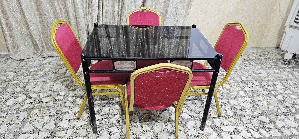 ميز طعام اربع كراسي حديد سعر ٧٥ ***********
