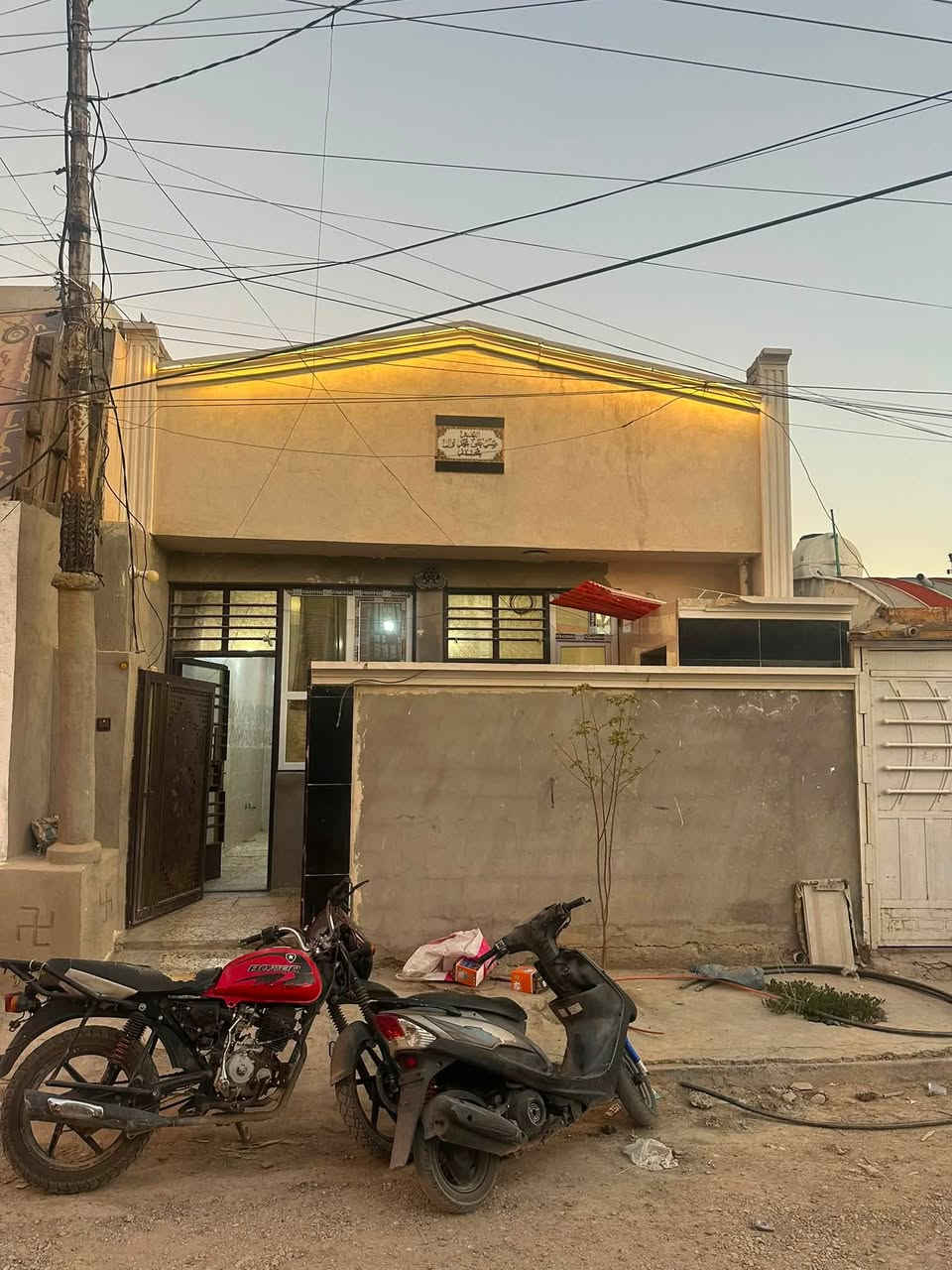 بيت للايجار المساحة ١٠٠ متر طابق واحد في المنحانية شارع فرن هيل وزعفران  ***********
