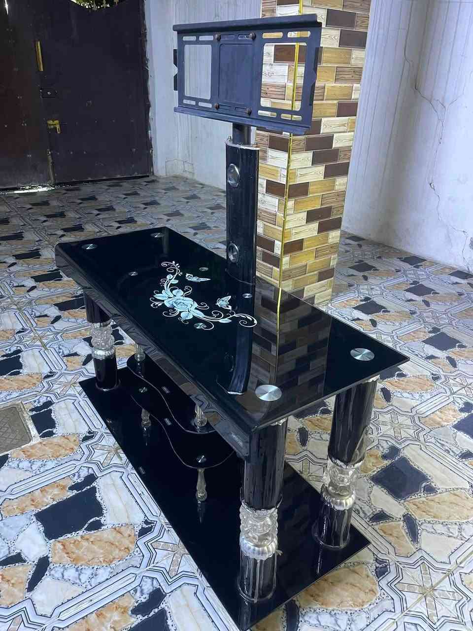 ميز بلازمه للبيع اخو جديد نضافه مثل ماموضح بصوره سعر 25وبي مجال متواجد ***********
