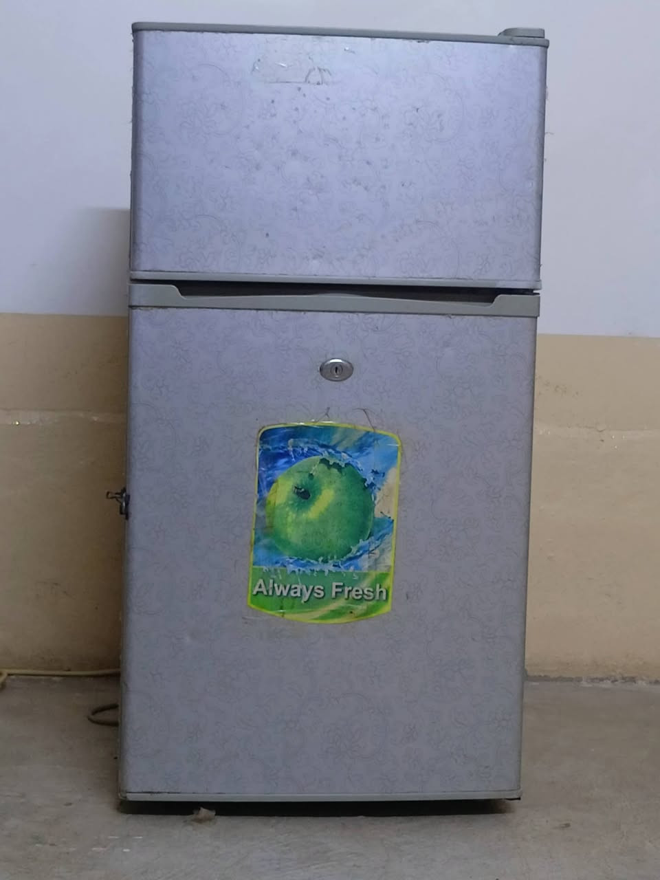 ثلاجة رويال صغير للبيع 
***********
