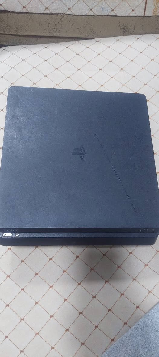 بلي فور سلم ps4 البلي اونلاين ما مهكر البلي مفتوح للتنظيف!!!!
كلشي ما مبدل بيه الليبل موجود بس الساحبة مال قرص عطلانة مو السيدي درايف لا البلي يقرا القرص بس ما يسحبة اله تطببه بيدك
المهم وياه ستاند وجويستك تجاري وملحقاته كارتونة موجوده الي رايده يتواصل خاص
 او يخابرني ***********
