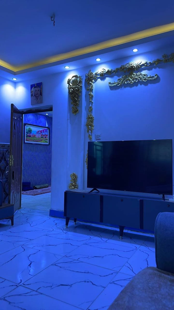 سلام عليكم بيت للبيع بسلمان باك منطقة الجعارة بشارع ماهر 
البيت مساحته 300 وشويه 
البيت يحتوي ع 4 غرف نوم 
3 غرف جوه وحده فوك مع صاله 
+صاله + مطبخ + ستقبال 
البيت مثل مموضح بصوره كله كاشي لفوك ولجوه 
مع ديكورات حديثه 
حدائق عدد 2 مع كراج 
بصفه 100 متر حديقه ع طول البيت 
السعر مناسب 
الاستفسار اكثر ***********
