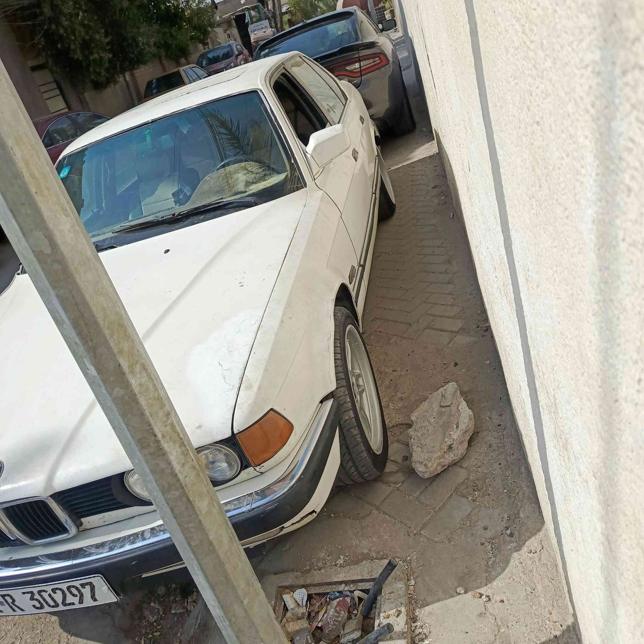 السلام عليكم بيءم للبيع 735 محرك كفاله كير عادي تخم تاير جديد ويل كب ام تو سايز صدر اماي تعبان صدر خلفي جديد السياره بلاديه ممصبوغه بس بيها طخات وضربه بل جاملغ الخلفي غرفتها نضيفه بس بطاين اماميه تعبانه وخياس بس قاعده باتري بس تبريد ويه السويج فتحه شغاله 
موديل 88رقم بغداد نكليزي تحويل ثاني يوم مكان السياره بغداد زعفرانيه سعر 40ورقه وبيها مجال ***********
