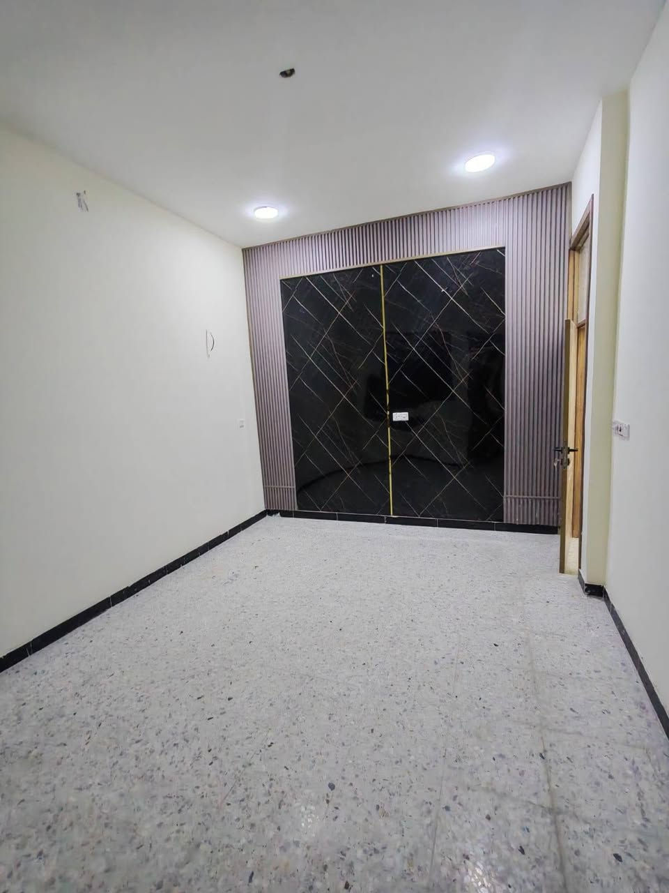 ياالله يوجد بيت مساحه 100 متر اللايجار طابق واحد يتكون غرفه وصاله ومطبخ وخدمات وطرمه ماطو سحب وسخان جاهز لبيت ايجاره 400 قفل لبيت يوم 30 يفرغ لبيت موقع الدوره ابودشير خط النفط بلبدايه خدمات كامله الاستفسار ***********
