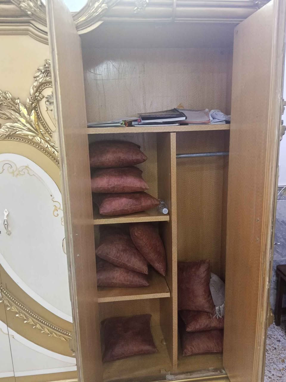كنتور وميز تواليت وكمدي مصري خشب تكمه نضيف مثل مواضح بصورة السعر 400 الف العنوان بغداد الكريعات للأستفسار تواصل ع خاص او ع رقم هاتف *********** بغداد, العراق

