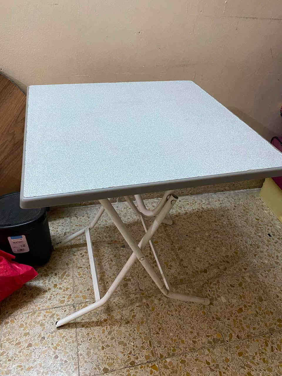 ميز شاشة 
ميز قبل للطي ***********

