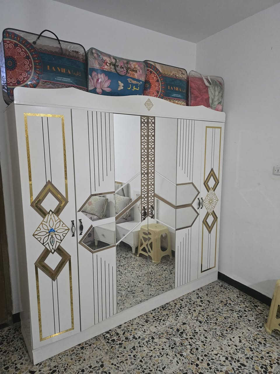 السلام عليكم توجد أغراض منزلية للبيع في بغداد التاجي 
الكونفيرة ٧٥ استخدام بسيط
طباخ ١٠٠ نظيف
غسالة ١٠٠ نظيفة
سنك ٢٥ 
طبلة ١٥
ميز ٢٥
تخم ٢٠٠
الغرفة ٥٠٠ نظيفة جدا
المجمدة ١٥٠ تجميد كدام العين
كل الأغراض جيدة جدا تجي وتشوف وتاخذ 
رقمي واتساب *********** فقط
