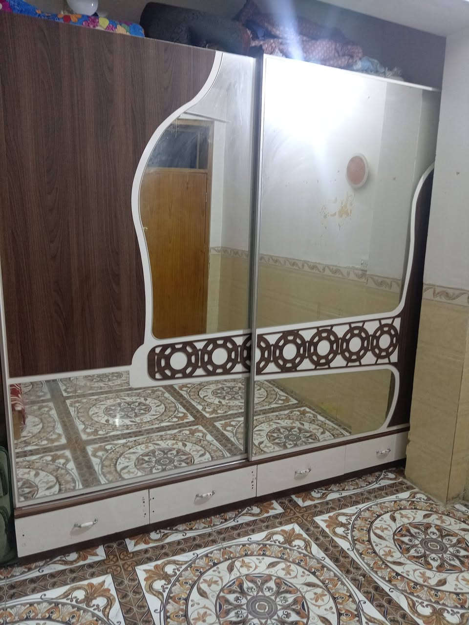 سلام عليكم غرفه تركيا أصلي نوعيه زينه ثكيله جربايه ميز مرايا كنتور اسلايت جام مكاني الحر الصغير رقمي *********** بي وتساب شراي يتصل متوازي عله بيها السعر مناسب ٣٠٠ بيه مجال
