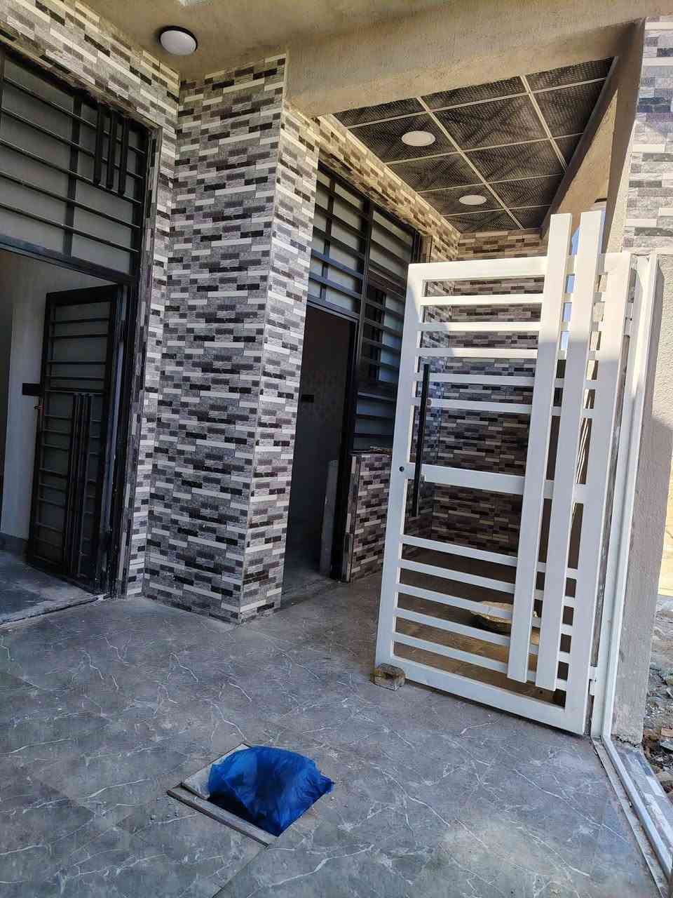 مكلف بالنشر للبيع بيت مساحه ١٢٣ متر طابو زراعي مجمع الجوادين السكني مداور بالطابو شغل درجه اولى اساس وسقف كونكريت جاهز للسكن كامل المواصفات مكون من غرفتين وصاله ومطبخ حار وبارد وصحيات خارجيه وداخليه واستقبال وبيتونه ودرج وتشاريف سقوف ثانويه اناره ليليه كهرباء ماي شوارع مرتبه ضوئي شوارع مرتبه مكان مميز ركن على شارعين الاستفسار الاتصال على *********** بناء طابوق
