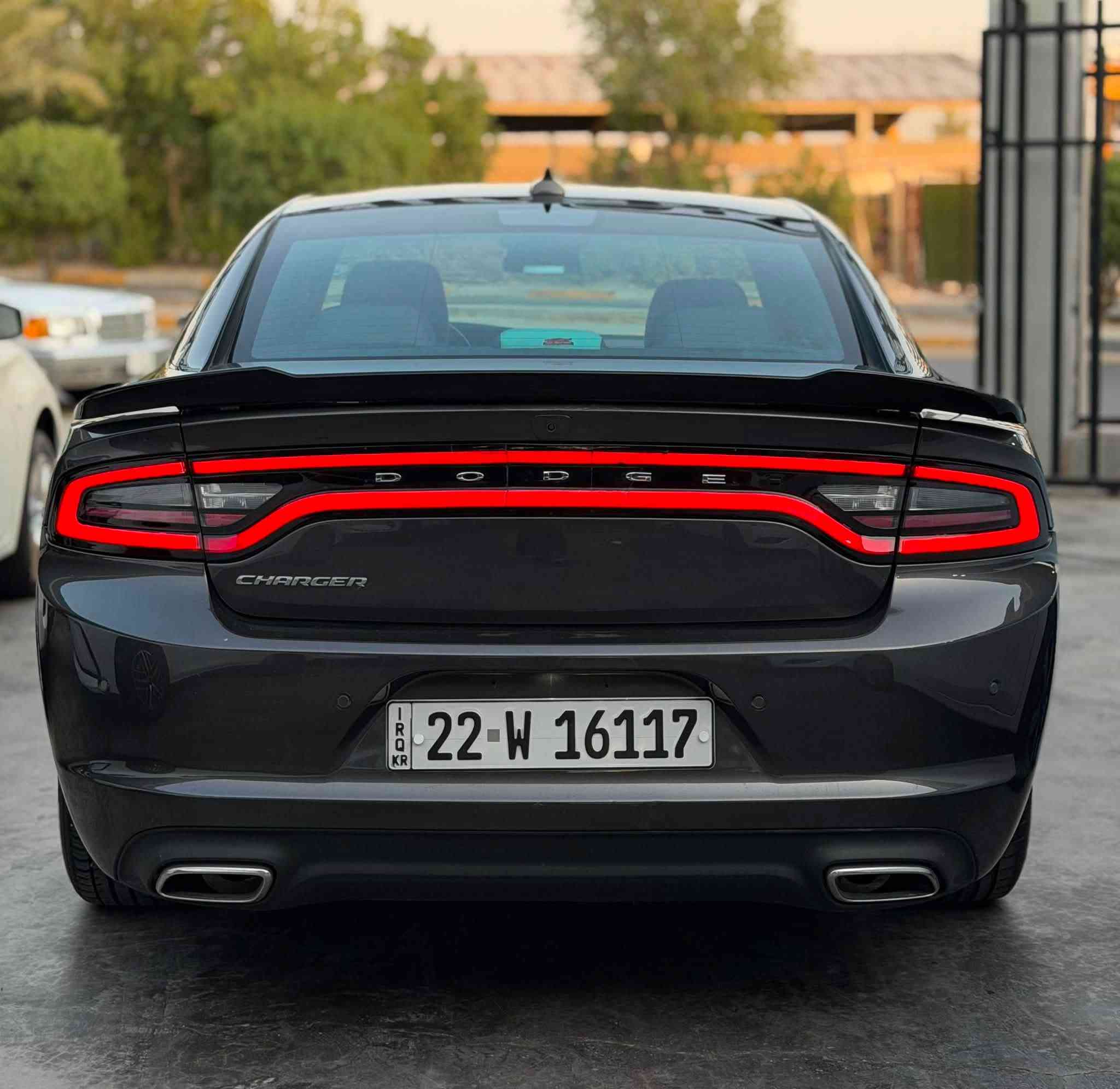 جارجر SXT
موديل : 2023 
حادث : باب مبدل نفس لون بدون ايرباك
مواصفات: كشنات كهرباء 
جلد 
شاشة 
كامره حساس خلفي 
عنوان بغداد الكاظمية 
***********
