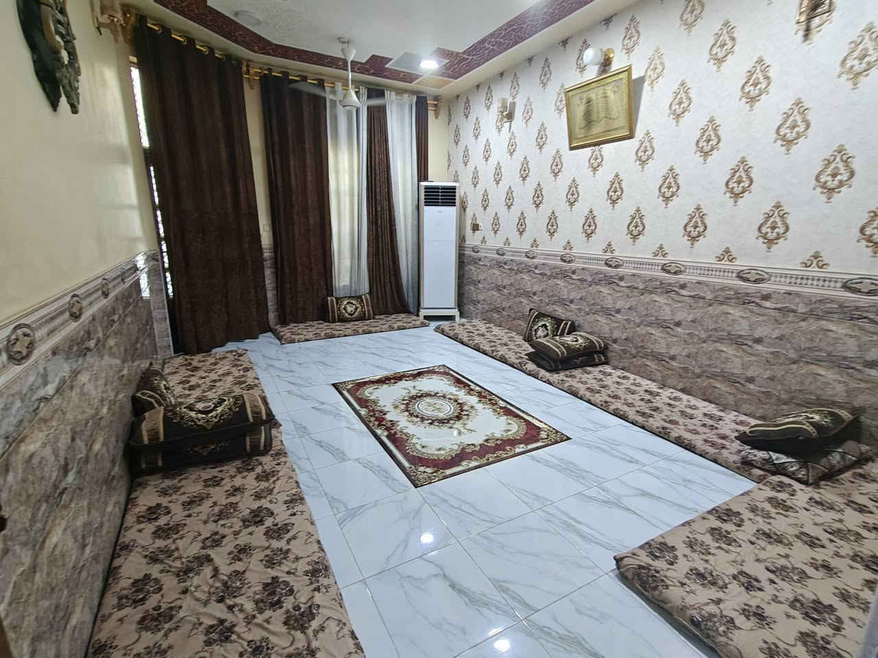 بيت للبيع
السلام عليكم.. 

مشتمل للبيع في الفلوجة حي الشهداء الضباط الرابعة خلف شارع 40،شارع ابو النسور. 

مساحة البيت 150متر

يحتوي على 

استقبال 

مطبخ بارد +حار

صالة

مَنور على صالة ومَنور على الغرفة، وحمام 

غرفة نوم واحد فقط في الطابق الارضي 

فيي الطابق العلوي يحتوي على

غرفتين في الامام  وصالة وحمام وسطح فوق الغرفة الطابق الارضي 

الشارع 8متر

الشغل البيت درجة اولى. 

السعر 150مليون وبي مجال

الهاتف ***********
