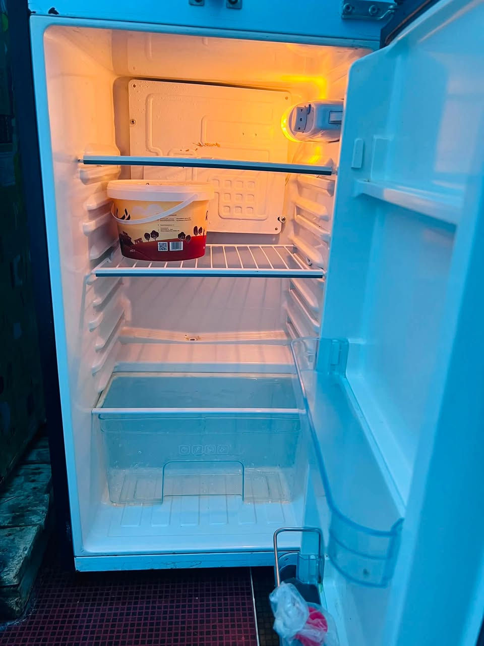 السلام عليكم….

متوفر ثلاجة  للبيع  موضحة بالصورة 

نظيفة و تبرد سعرها 200 الف 

+ مجمدة نظيفة موضحة بالصورة 

سعرها 250 الف 

الرقم /***********
