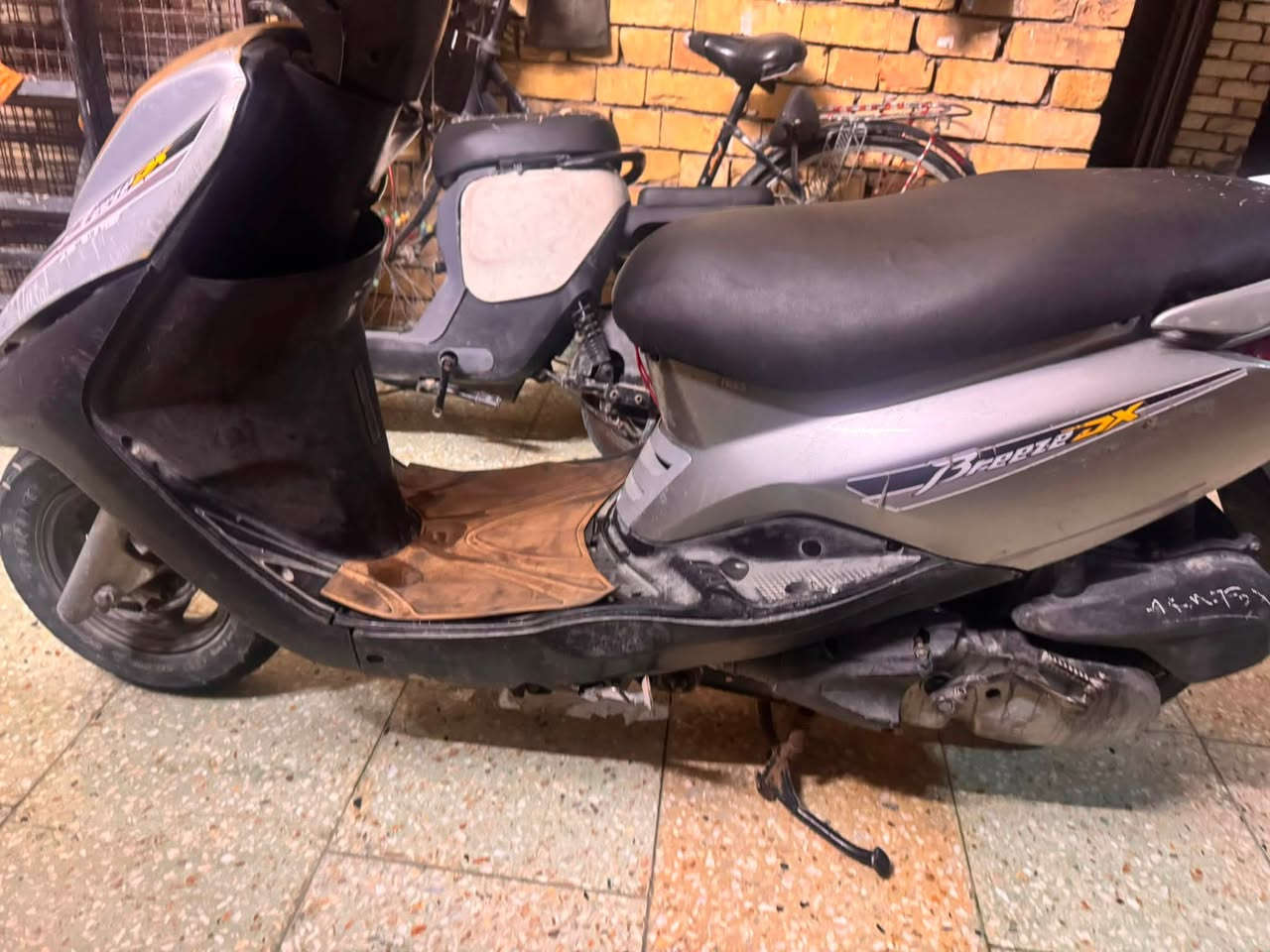 دراجه بريز للبيع بغداد دراجه نضيفه مكينه ما مفتوحه كهربائيات شغاله شلعتها حلوه السعر450وبيها مجال قليل مكاني الرشاد للتواصل***********
