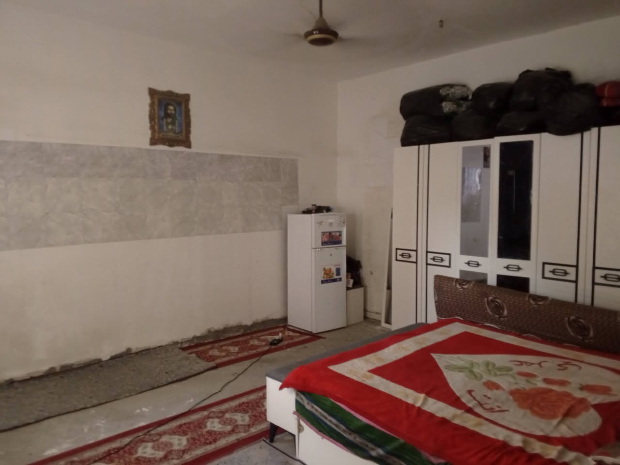 السلام عليكم بيت للبيع طابوك من جوه كله كامل بياض وسراميك بس الواجهيه ما ملبوخه البيت ركن مجاري رئيسيه باب البيت وكهرباءوطنيه من التيل العنون العبيدي شارع  ***********معمل سينالكو قرب عرب شيران
