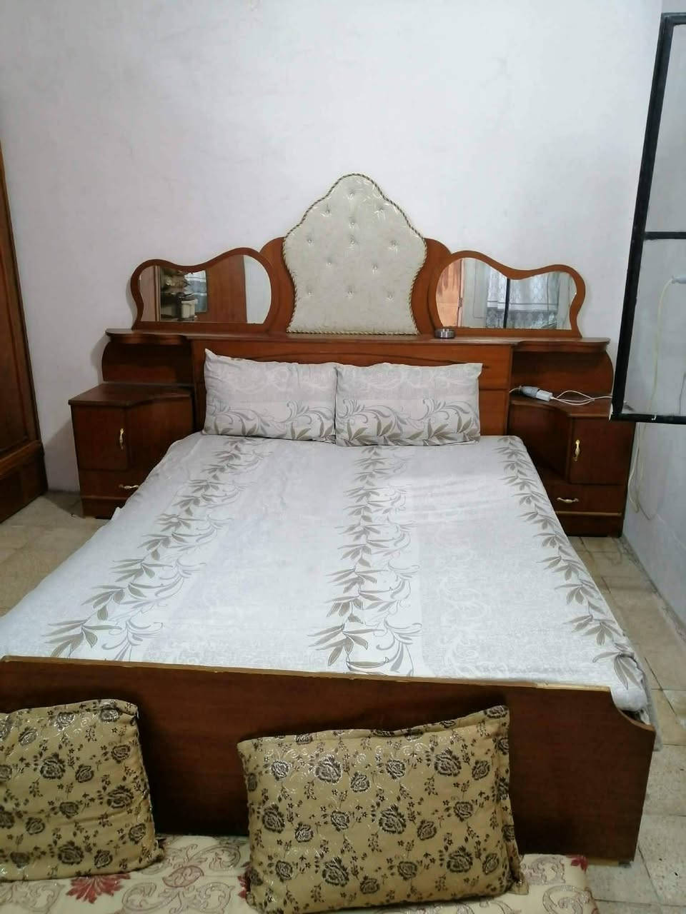 للبيع العنوان كراج شمال السعر ٢٥٠ قفلو  قفلو بدون معامله الشراي يتواصل على الرقم ***********
