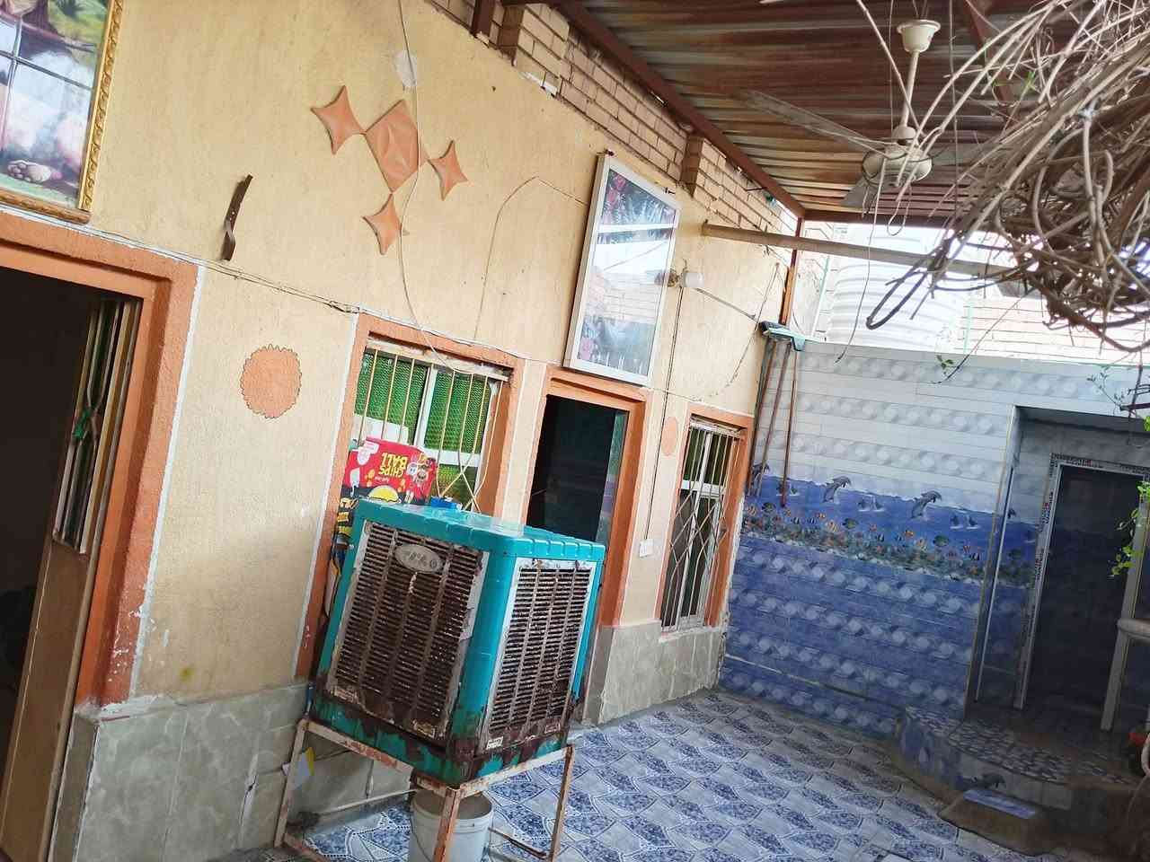 بيت للبيع بحي السعيدي مقابيل الجامعه الخضراء   بشارع  تبليط   مساحته 200 كامل البيت  متكون  ثلاث غرف نوم  وصاله وستقبال   مطبخ   مجمع صحيات   ماي مجاري  وكهرباء   ***********
