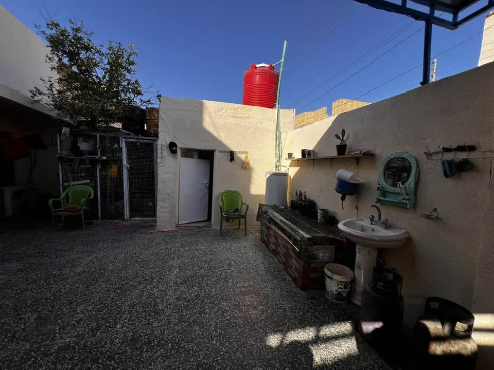السلام عليكم 

🏠 منزل للبيع

للبيع منزل في ١٧ قرب مدرسة الصديق قريب محطة القادسية ، موقع مميز وهادئ وقريب من الخدمات.

📐 المساحة:٢٠٠ ** متر**
🏡 عدد الطوابق: ٢
🛏️ عدد الغرف: ٤ وستقبال وهول
🚿 عدد الحمامات: ٢ داخلي وخارجي
📄 السند: طابو صرف

💰 السعر: ١٥٠   وقابل للتفاوض للجادين.

📞 للاستفسار والتواصل:***********

للجادين فقط، والله يرزق الجميع 🤲
