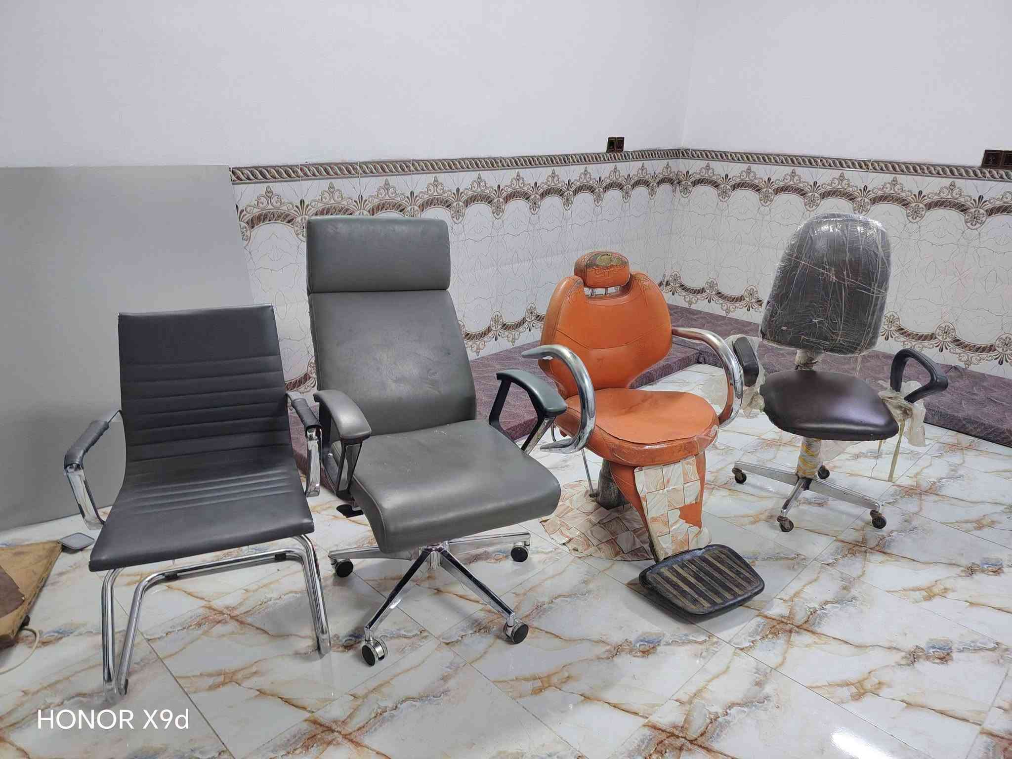 سنك متر ونص نضيف مابي اي عيب السعر 90 وبي مجال والجزامه حجم جبير ب70 وبيه مجال والمرأيه والكراسي كلمن وسعره *********** مكاني كركوك حي الحجاج
