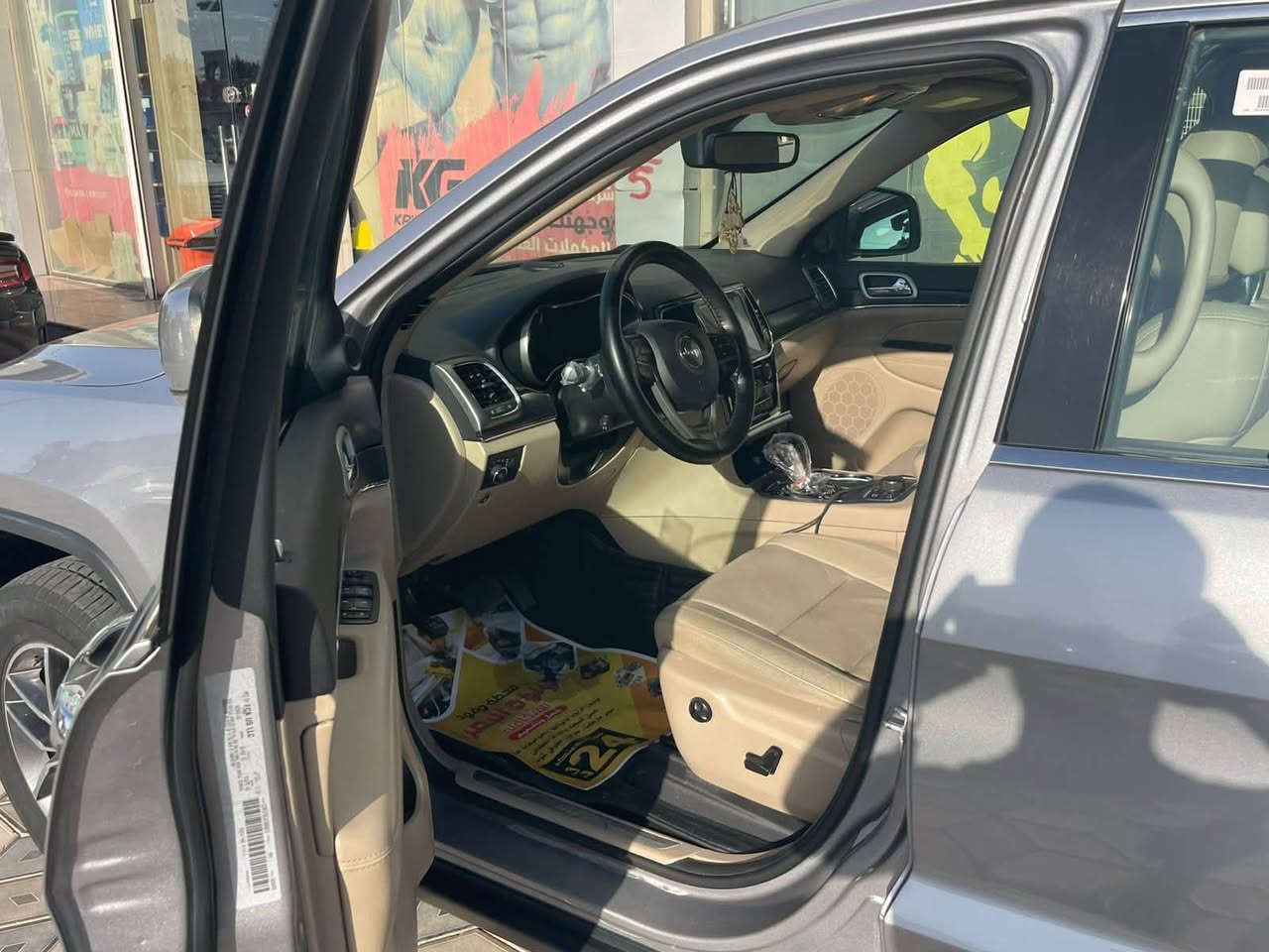 Jeep Grand Cherokee Limited 1/1 2019
الموديل : 2019
العداد : 60 الف ميل 
المحرك : المرغوب V6 / 3600 Cc 
الكير : أوتوماتيك 
الون :  سلفر 
الحالة او نوع الضرر : كلين تايتل كفاله عامه مكفوله (خليجي) ✅

الـــــمـــواصــفـــــات

المواصفات:- 1/1 

* دفع رباعي 4x4 . 
* فرش المقاعد من الجلد . 
* صفي المقاعد الأمامية كهربائية .
* ذاكرة لحفظ وضعيات الجلوس . 
* صفي المقاعد الأمامية مع تدفئة . 
* صف المقاعد الخلفية مع تدفئة . 
* نقطة عمياء .
* ويل قياس 20 انج .
* مقود السائق كهربائي . 
* تدفئة ستيرن . 
* سقف بانوراما .
* شاشه كبيرة مع نفكيشن GPS . 
* نظام خاص للطرق الوعرة . 
* مصابيح امامية زنون . 
* المصابيح الأمامية مع LED لايت . 
* كشافات ضباب بروجكتر زنون . 
* تشغيل عن بعد .
* صندوق كهربائي .
* حساسات أمامية . 
* حساسات خلفية .
* كاميرا خلفية .
* بخاخ ماء لتنظيف المصابيح الامامية .
* مرايا متحسسه للضوء العالي . 
* مرايا جانبية قابلة للطي . 
* بلوتوث تلفون . 
* محدد سرعة . 
* نظام تشغيل واطفاء اوتماتيكي للمحرك للتوفير من صرف الوقود . ( Auto Start System ) .
* نظام بريك اوتماتيكي ( Auto Break System ) .

الموقع :📍البصره  
للتواصل الواتساب او اتصال صاحب سياره 👇🏻
*********** 📱

