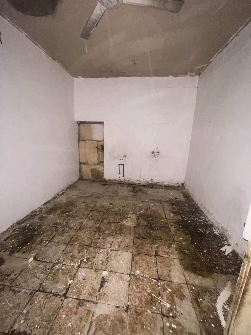 بيت للإيجار بالحيانيه حي المربع مساحه 250 متر غرفتين وصاله واستقبال ومطبخ وصحيات وكراج الايجار 350 الف قفل شامل الكهرباء والماء للاستفسار : ***********
