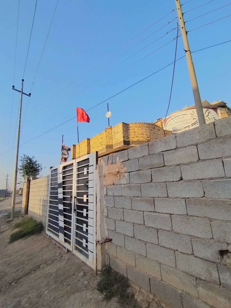 عليكمَ ورحمةَ الله بيت للبيع زراعيَ بي ٤ غرفَ وصاله ١٢َ متر +دوانيه 9 متار ومطبخ وصحيات داخليه وخارجيه مساحتهَ البيت 750  مدرسهَ بصفهَ ومايَ اسالهَ ومجاري كله جاهزه  موقع َالبيت  قضاء َالنصر حيَ الرسولَ الاستفسارَ عله رقم واتسابَ متواجدَ ***********
